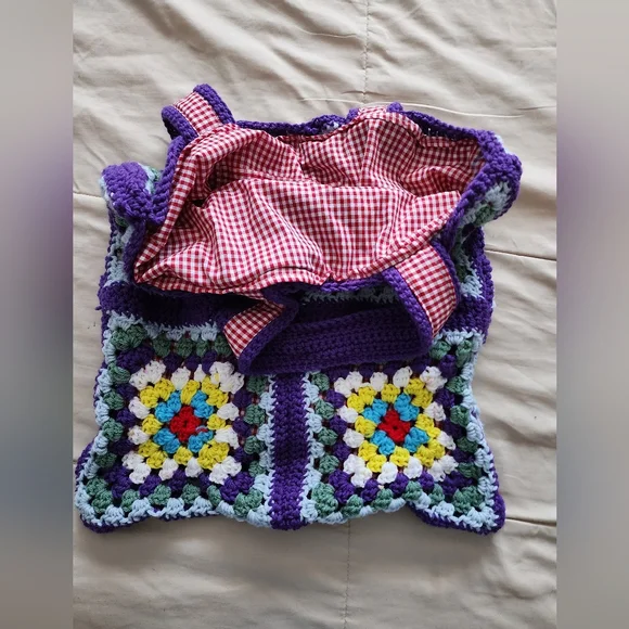 Women's Crochet Handmade Tote Bag with liner and a pocket - Picture 7 of 10